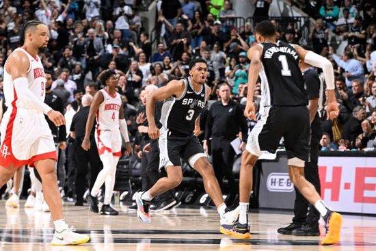  文班亚马25+12马刺终结火箭连败  